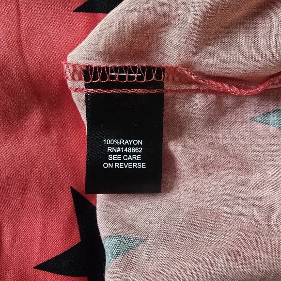 NWT Women's Torrid Red & Black Star Print Women's Tunic Top 14/16 XL - Picture 4 of 6